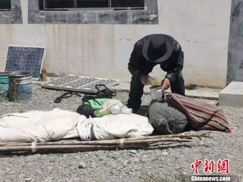 圖為黨確桑布展示以前巡邊時(shí)要帶的東西。 謝藝觀 攝