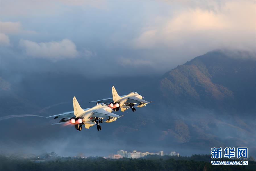（新華全媒頭條·圖文互動(dòng)）（2）沿著中國(guó)特色強(qiáng)軍之路闊步前進(jìn)——黨中央、中央軍委領(lǐng)導(dǎo)推進(jìn)國(guó)防和軍隊(duì)建設(shè)70年紀(jì)實(shí)