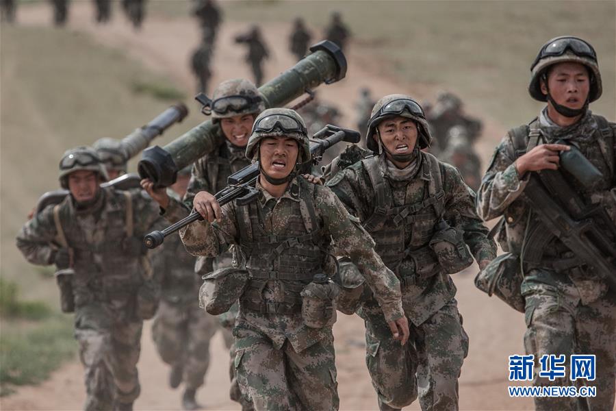 （新華全媒頭條·圖文互動(dòng)）（13）沿著中國(guó)特色強(qiáng)軍之路闊步前進(jìn)——黨中央、中央軍委領(lǐng)導(dǎo)推進(jìn)國(guó)防和軍隊(duì)建設(shè)70年紀(jì)實(shí)