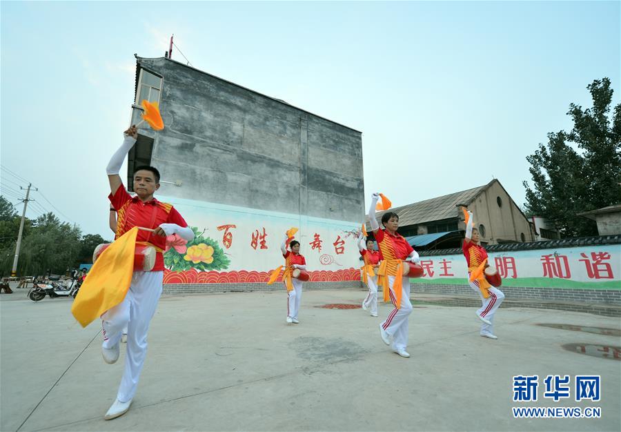 （在習(xí)近平新時(shí)代中國特色社會主義思想指引下——新時(shí)代新作為新篇章·總書記關(guān)心的百姓身邊事·圖文互動）（4）讓鄉(xiāng)村社會既充滿活力又和諧有序——中國鄉(xiāng)村治理呈現(xiàn)新局面