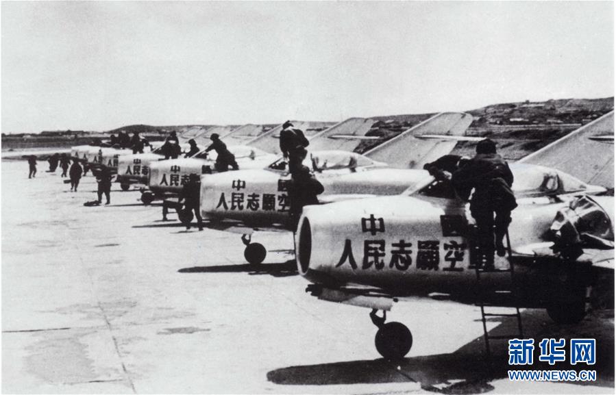 （新華全媒頭條·人民空軍70年·圖文互動）（3）陽光照耀奮飛的航程——黨中央、中央軍委和習主席關心人民空軍建設發(fā)展紀實