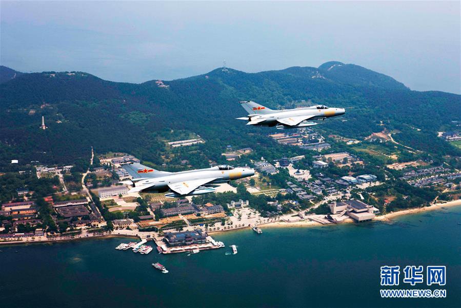 （新華全媒頭條·人民空軍70年·圖文互動）（11）陽光照耀奮飛的航程——黨中央、中央軍委和習主席關心人民空軍建設發(fā)展紀實