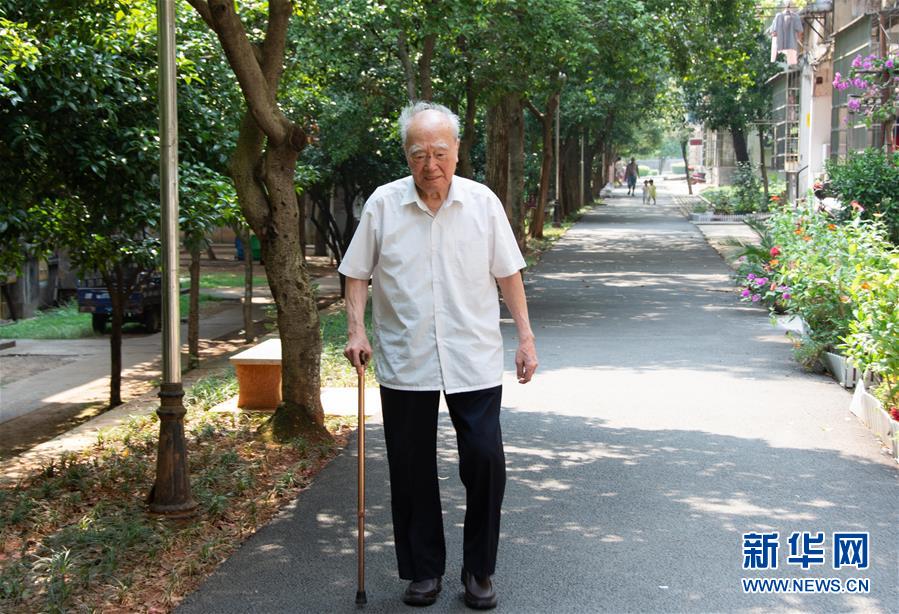 （新華全媒頭條·圖文互動(dòng)）（9）滄海橫流 信仰彌堅(jiān)——記共產(chǎn)黨員、湘潭大學(xué)九旬教授滄南