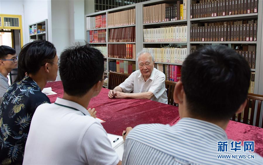 （新華全媒頭條·圖文互動(dòng)）（4）滄海橫流 信仰彌堅(jiān)——記共產(chǎn)黨員、湘潭大學(xué)九旬教授滄南