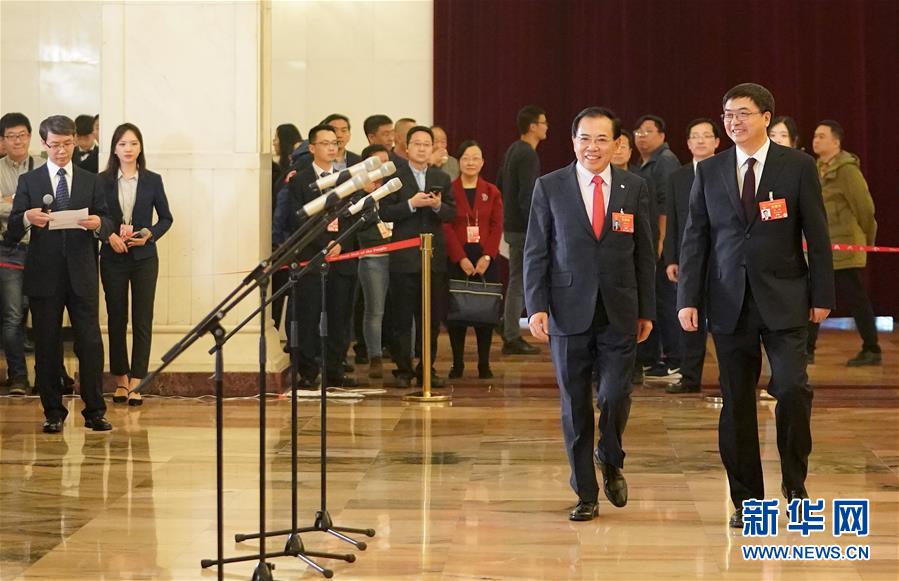 （兩會(huì)·面對(duì)面）（13）全國(guó)人大代表接受采訪(fǎng)