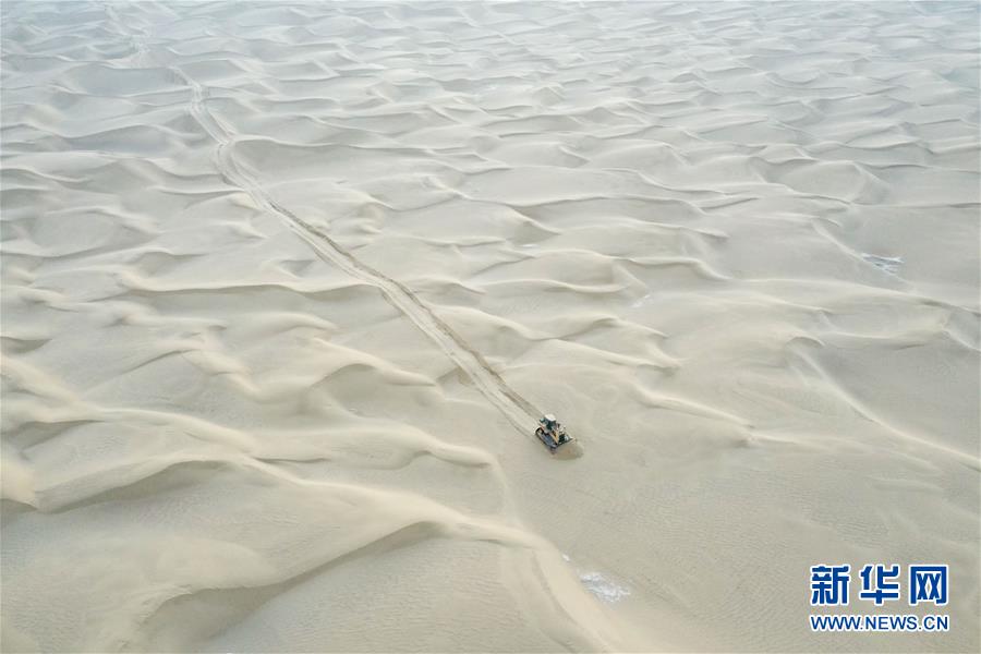（新春走基層·圖文互動）（2）特寫：與車為伴，獨(dú)行沙海