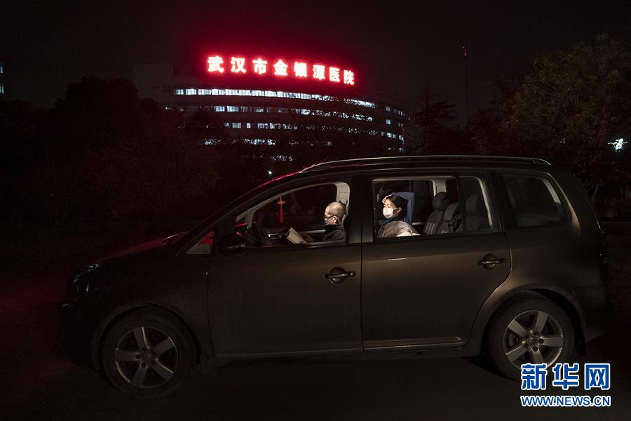 （一線抗疫群英譜·圖文互動）（1）特寫：為節(jié)省10分鐘，這對醫(yī)護(hù)夫妻“以車為家”