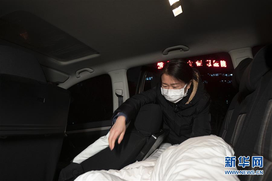 （一線抗疫群英譜·圖文互動）（2）特寫：為節(jié)省10分鐘，這對醫(yī)護(hù)夫妻“以車為家”