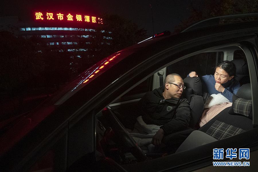 （一線抗疫群英譜·圖文互動）（3）特寫：為節(jié)省10分鐘，這對醫(yī)護(hù)夫妻“以車為家”