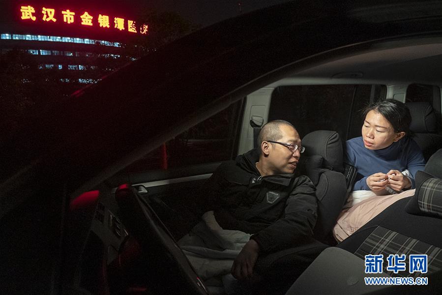 （一線抗疫群英譜·圖文互動）（6）特寫：為節(jié)省10分鐘，這對醫(yī)護(hù)夫妻“以車為家”