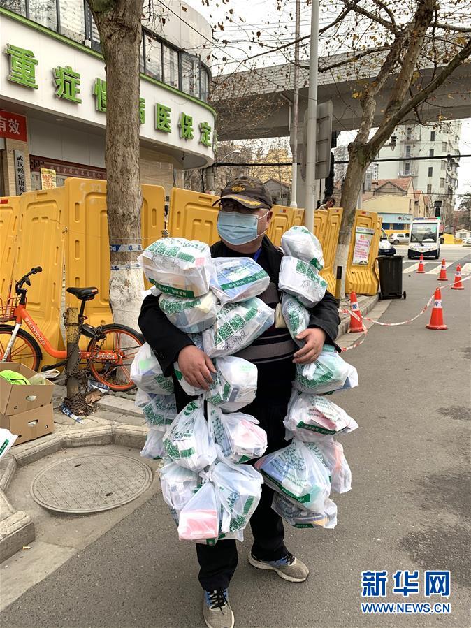 （新華全媒頭條·圖文互動(dòng)）（1）守望相助，堅(jiān)忍不拔——致敬武漢戰(zhàn)“疫”中千千萬萬個(gè)平凡英雄