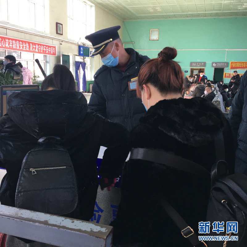 （新華網·圖文互動）（2）疫情下，小站鐵路安檢員收獲10多萬粉絲