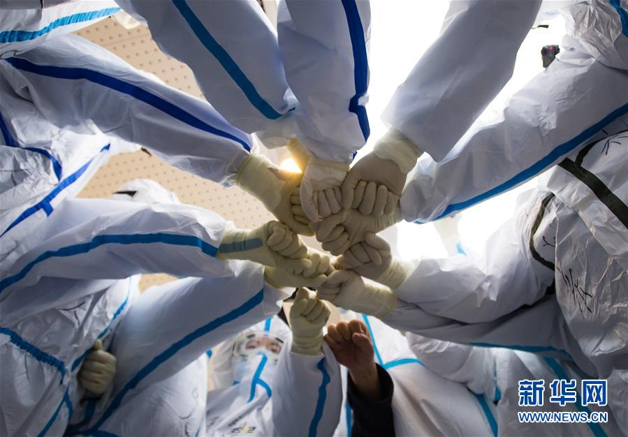 （新華全媒頭條·在習(xí)近平新時(shí)代中國特色社會主義思想指引下——新時(shí)代新作為新篇章·圖文互動(dòng)）（2）同心戰(zhàn)“疫”彰顯人民至上——各地各部門貫徹落實(shí)習(xí)近平總書記重要指示精神統(tǒng)籌推進(jìn)疫情防控和經(jīng)濟(jì)社會發(fā)展 