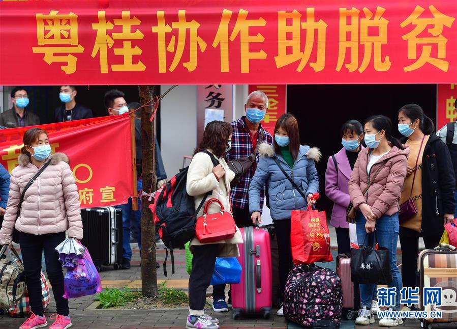 （新華全媒頭條·在習(xí)近平新時(shí)代中國特色社會主義思想指引下——新時(shí)代新作為新篇章·圖文互動(dòng)）（6）同心戰(zhàn)“疫”彰顯人民至上——各地各部門貫徹落實(shí)習(xí)近平總書記重要指示精神統(tǒng)籌推進(jìn)疫情防控和經(jīng)濟(jì)社會發(fā)展 