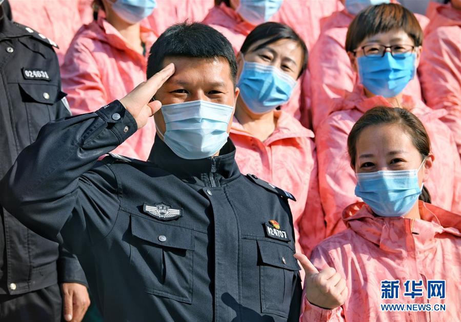 （習(xí)近平致敬的戰(zhàn)“疫”英雄·公安干警篇·圖文互動(dòng)）（1）他們，抗疫一線鑄警魂