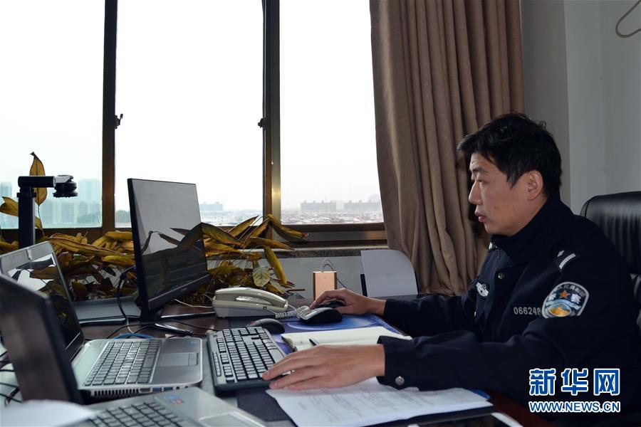 （習(xí)近平致敬的戰(zhàn)“疫”英雄·公安干警篇·圖文互動(dòng)）（8）他們，抗疫一線鑄警魂