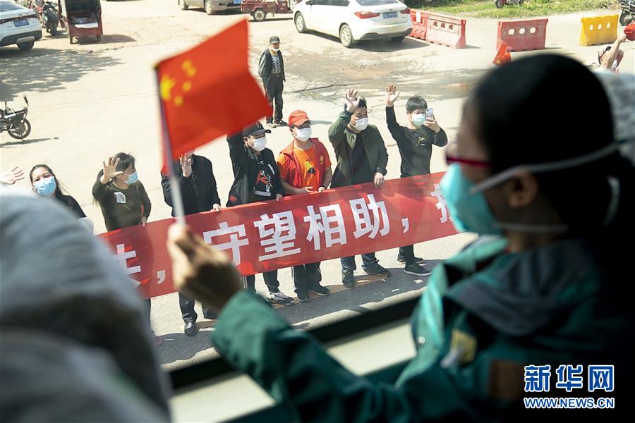 （聚焦疫情防控·圖文互動(dòng)）（1）分秒必爭(zhēng)！一切為了治病救人——中國(guó)抗疫生命至上的生動(dòng)實(shí)踐