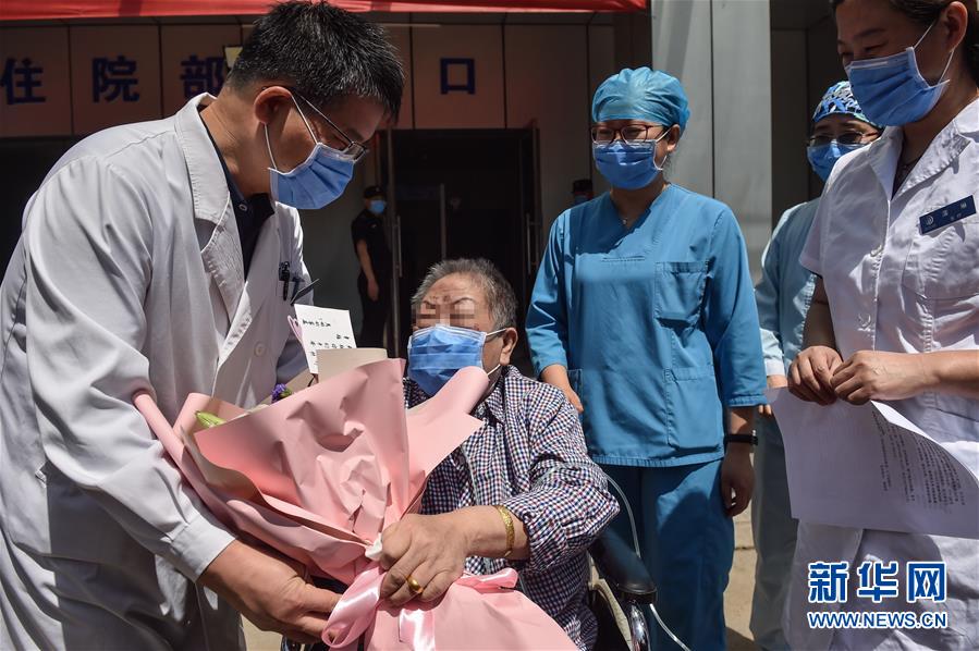 （新華全媒頭條·圖文互動(dòng)）（1）“始終把人民群眾生命安全和身體健康放在第一位”——中國抗疫彰顯“生命至上、人民至上”理念
