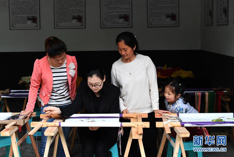 （兩會(huì)人物·圖文互動(dòng)）（1）帶娃、賺錢兩不誤——一位農(nóng)民工代表眼中的脫貧新工作