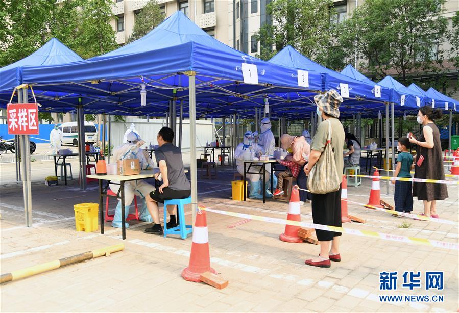 （新華全媒頭條·圖文互動(dòng)）（4）構(gòu)筑守護(hù)城市、守護(hù)生命的堅(jiān)強(qiáng)防線——北京開展大規(guī)模核酸檢測