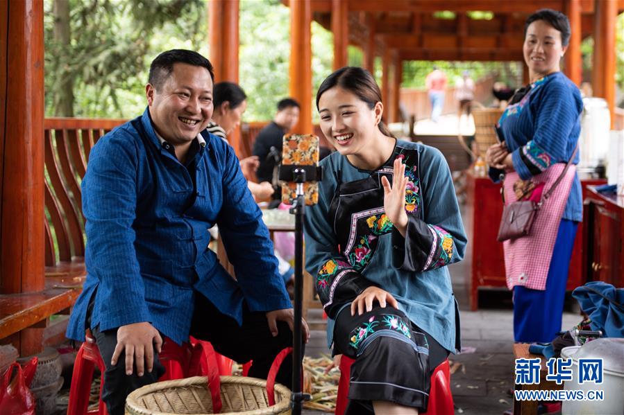 （新華全媒頭條·走向我們的小康生活·圖文互動）（10）那山，那人，那苗寨——十八洞村三代人的奮斗史