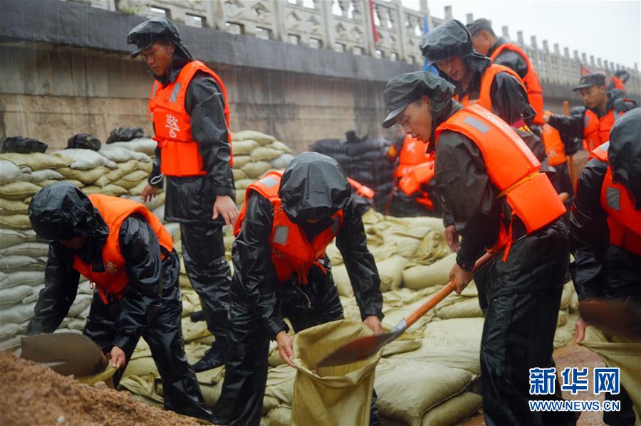 （防汛抗洪·圖文互動(dòng)）（1）洪水不退，子弟兵誓死不退——解放軍和武警部隊(duì)官兵參與洪澇災(zāi)害搶險(xiǎn)救援記事