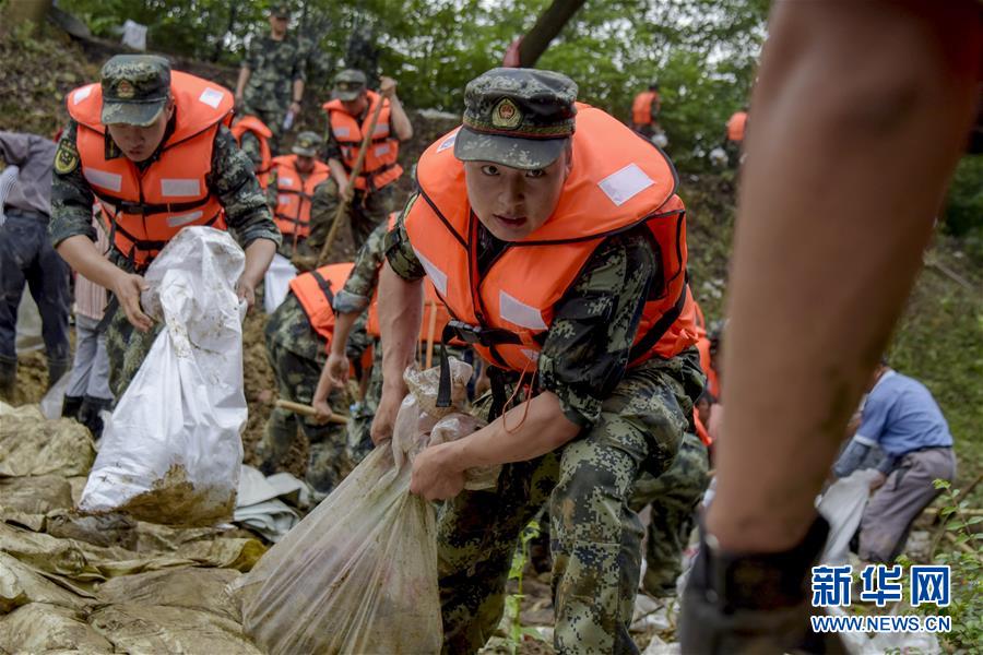 （防汛抗洪·圖文互動(dòng)）（6）洪水不退，子弟兵誓死不退——解放軍和武警部隊(duì)官兵參與洪澇災(zāi)害搶險(xiǎn)救援記事