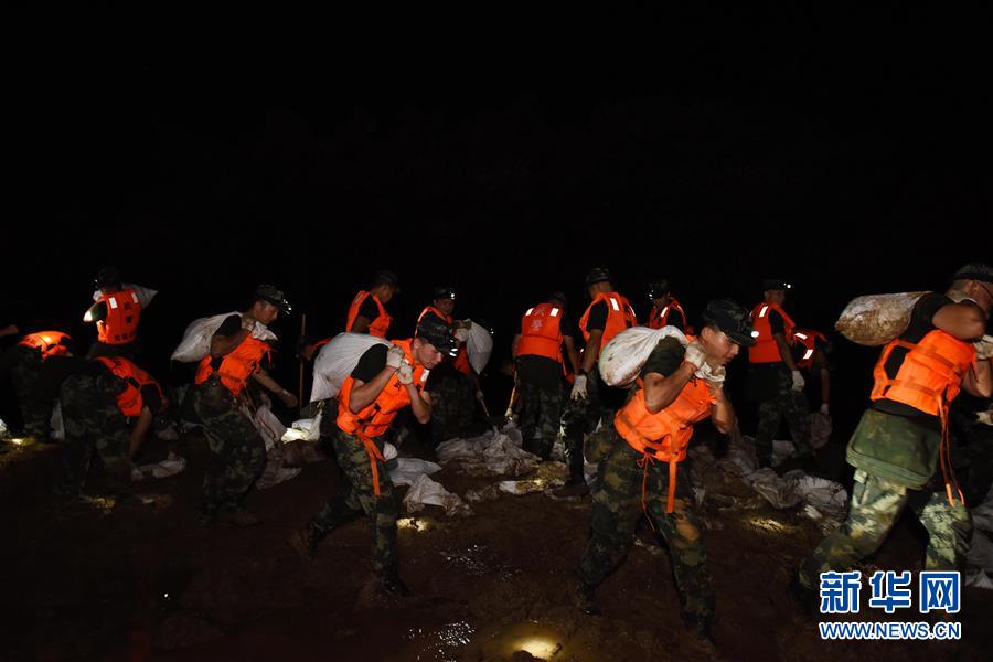 （防汛抗洪·圖文互動(dòng)）（7）洪水不退，子弟兵誓死不退——解放軍和武警部隊(duì)官兵參與洪澇災(zāi)害搶險(xiǎn)救援記事