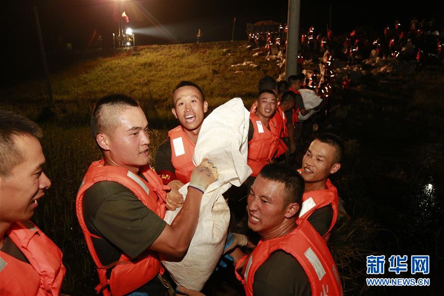 （防汛抗洪·圖文互動(dòng)）（8）洪水不退，子弟兵誓死不退——解放軍和武警部隊(duì)官兵參與洪澇災(zāi)害搶險(xiǎn)救援記事