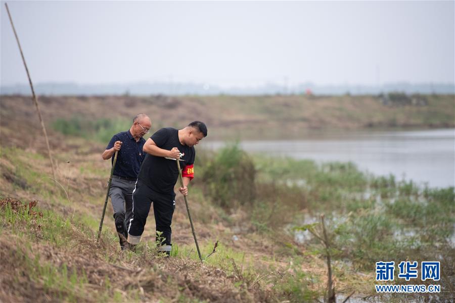 （防汛抗洪·圖文互動）（1）在大堤上成長，為人民守護——洪水中的青年“生力軍”