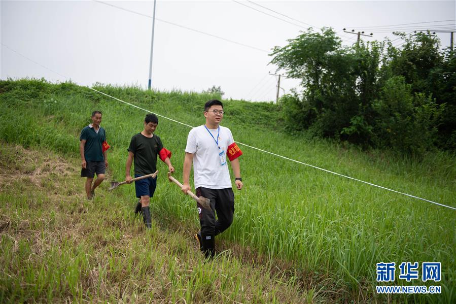 （防汛抗洪·圖文互動）（3）在大堤上成長，為人民守護——洪水中的青年“生力軍”