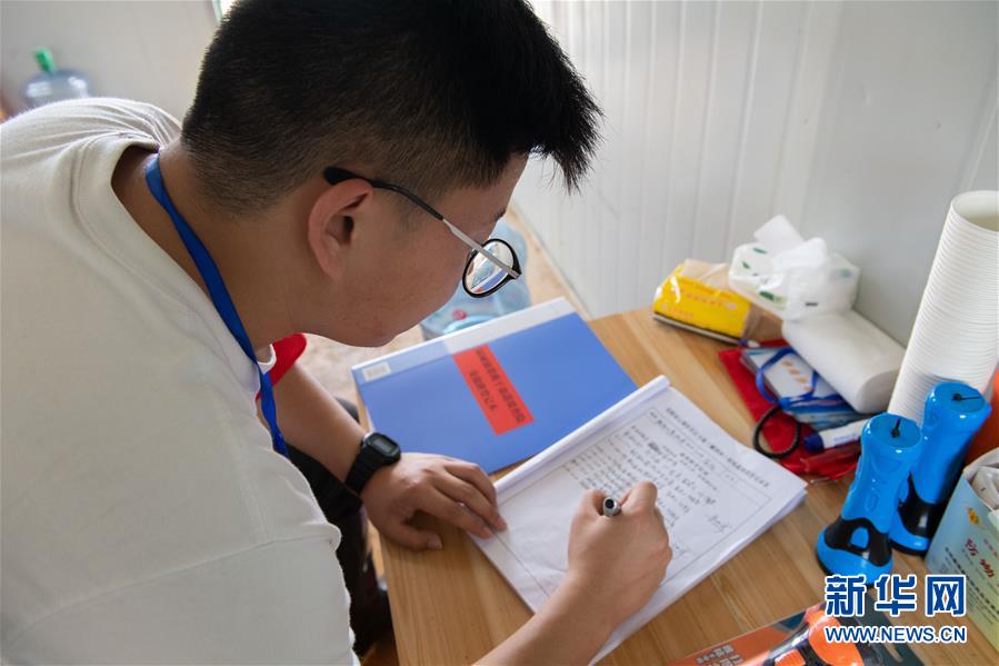 （防汛抗洪·圖文互動）（4）在大堤上成長，為人民守護——洪水中的青年“生力軍”