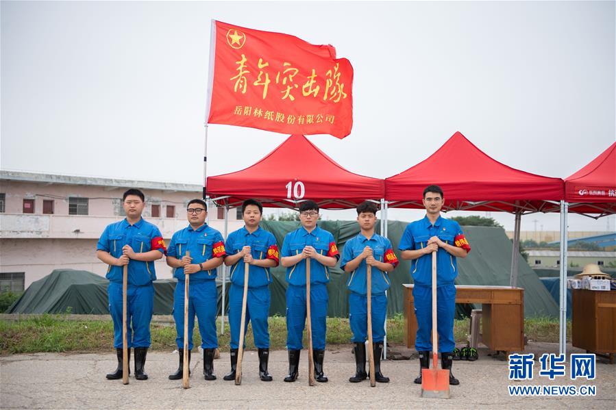（防汛抗洪·圖文互動）（8）在大堤上成長，為人民守護——洪水中的青年“生力軍”