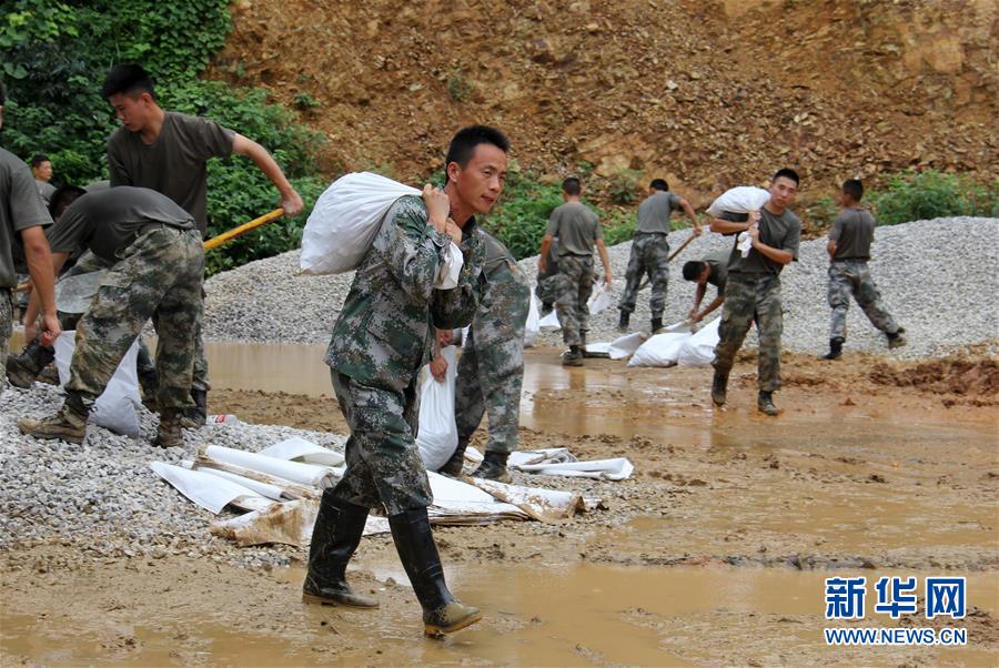 （防汛抗洪·圖文互動）（1）我們永遠(yuǎn)是“兩不怕”精神傳人——陸軍第71集團(tuán)軍200余名退伍老兵主動歸隊(duì)?wèi)?zhàn)洪魔