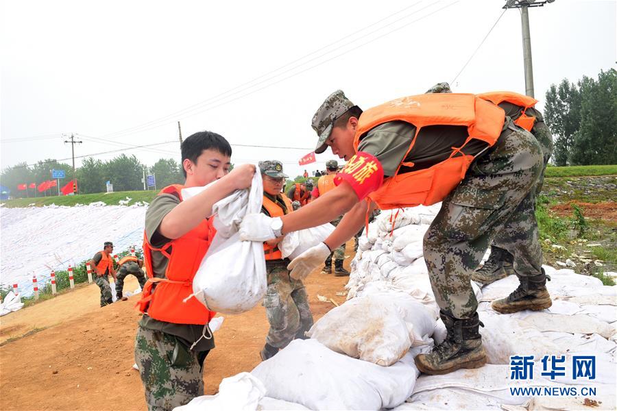 （防汛抗洪·圖文互動）（2）我們永遠(yuǎn)是“兩不怕”精神傳人——陸軍第71集團(tuán)軍200余名退伍老兵主動歸隊(duì)?wèi)?zhàn)洪魔