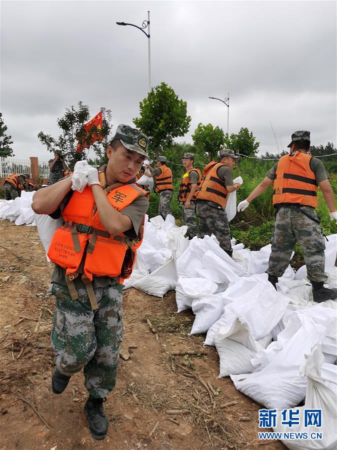 （防汛抗洪·圖文互動）（3）我們永遠(yuǎn)是“兩不怕”精神傳人——陸軍第71集團(tuán)軍200余名退伍老兵主動歸隊(duì)?wèi)?zhàn)洪魔
