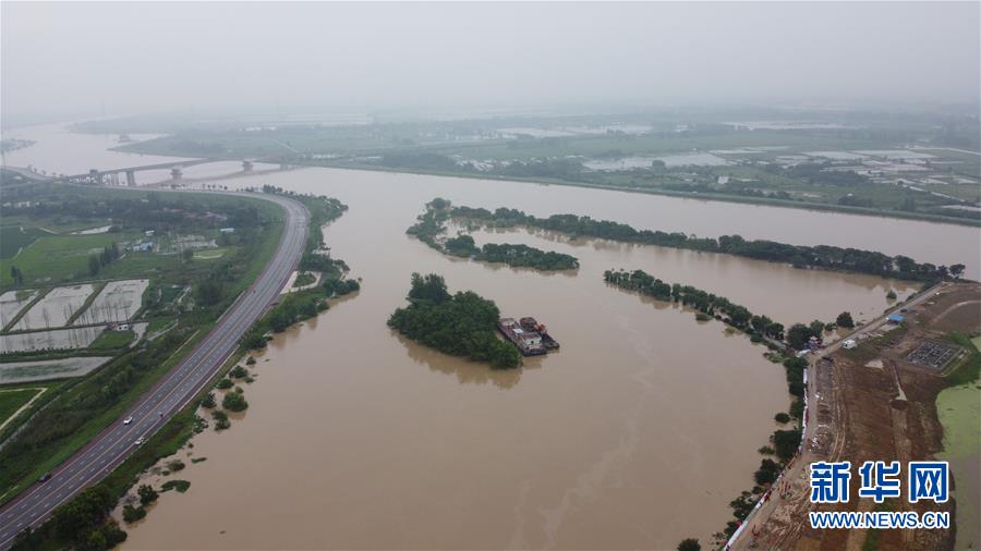 （防汛抗洪·圖文互動）（1）洪水來襲，銅鑼聲在千年古鎮(zhèn)的雨夜響起