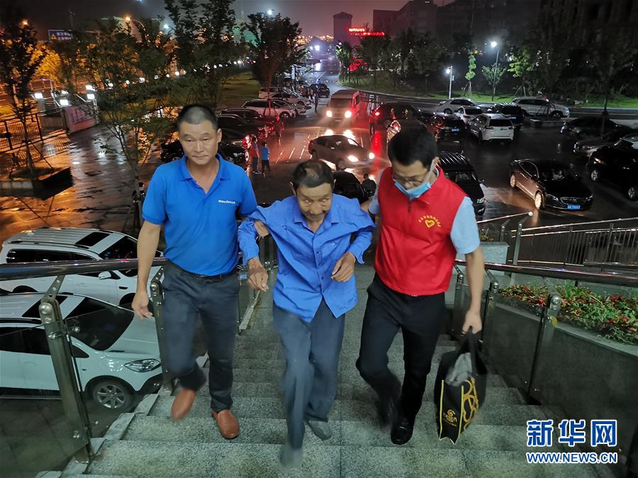 （防汛抗洪·圖文互動）（3）洪水來襲，銅鑼聲在千年古鎮(zhèn)的雨夜響起