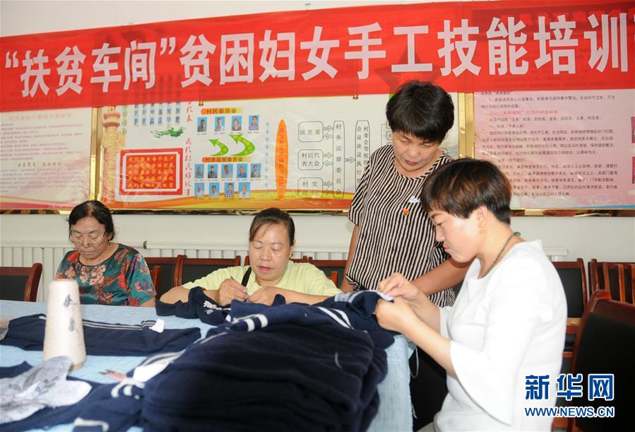 （決戰(zhàn)決勝脫貧攻堅·圖文互動）（1）內(nèi)蒙古河套：一雙巧手、一副棒針、一團(tuán)毛線打造貧困戶“炕頭經(jīng)濟(jì)”