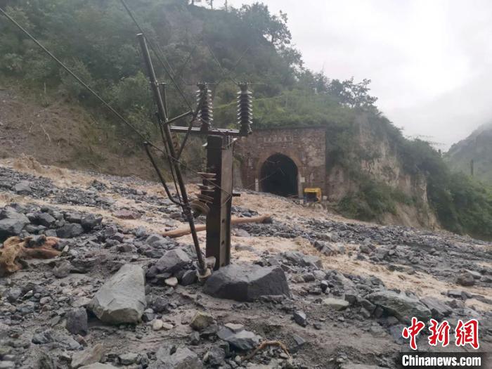 因泥石流受損的成昆鐵路區(qū)間?！ソ?攝