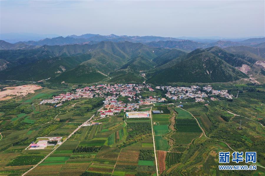（新華全媒頭條·走向我們的小康生活·圖文互動(dòng)）（13）長(zhǎng)城腳下，小康村串成“珍珠鏈”