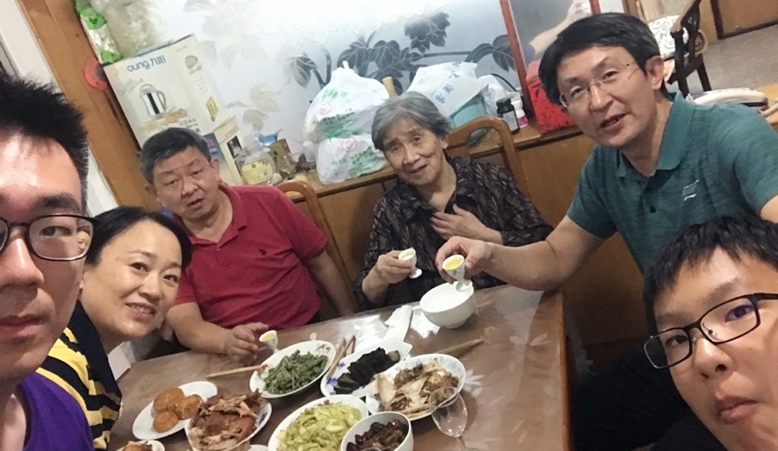 10月1日，留學生李天力（左一）在老家淄博的親戚家中與親人一起吃晚飯，共度中秋