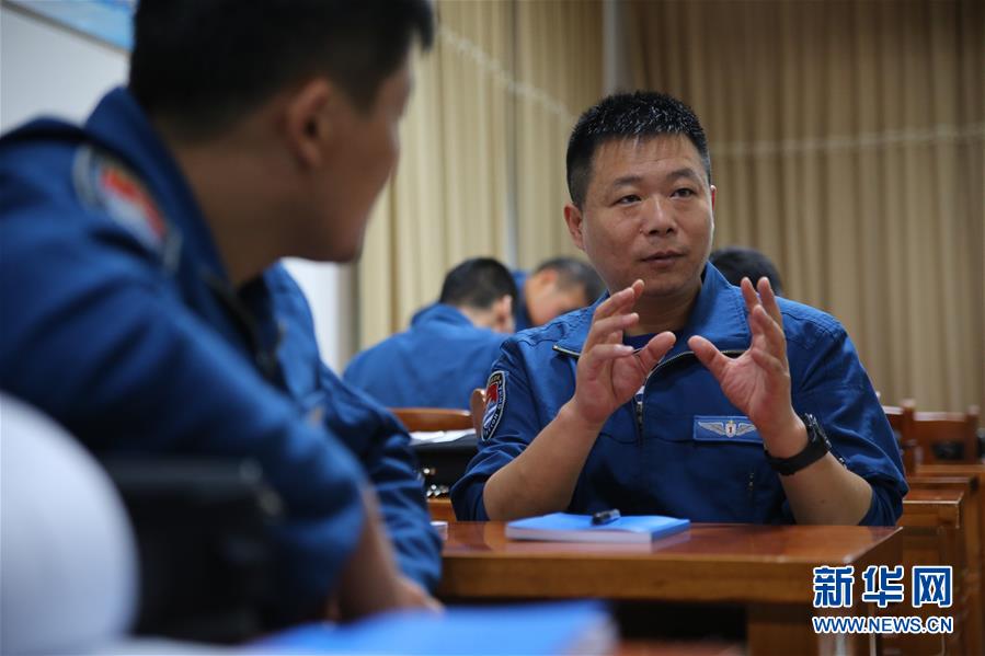 （在習(xí)近平強(qiáng)軍思想指引下·我們?cè)趹?zhàn)位報(bào)告·圖文互動(dòng)）（4）偵天探海 狩獵?？?mdash;—南部戰(zhàn)區(qū)海軍航空兵某師加速轉(zhuǎn)型提升新質(zhì)戰(zhàn)斗力記事