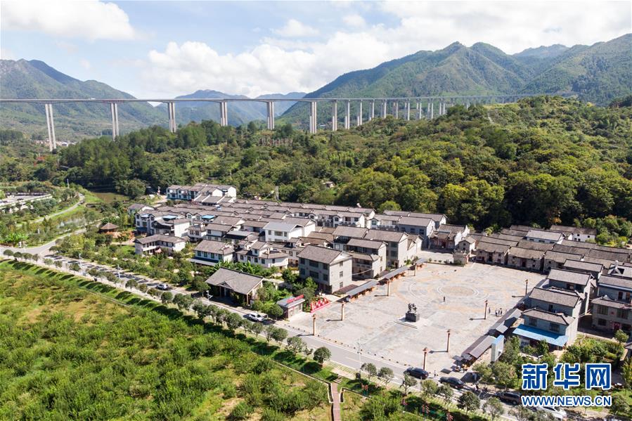 （習(xí)近平的小康故事·新華網(wǎng)·圖文互動(dòng)）（3）“真正解決好基層群眾看病難、看病貴問(wèn)題”——習(xí)近平和群眾健康的故事