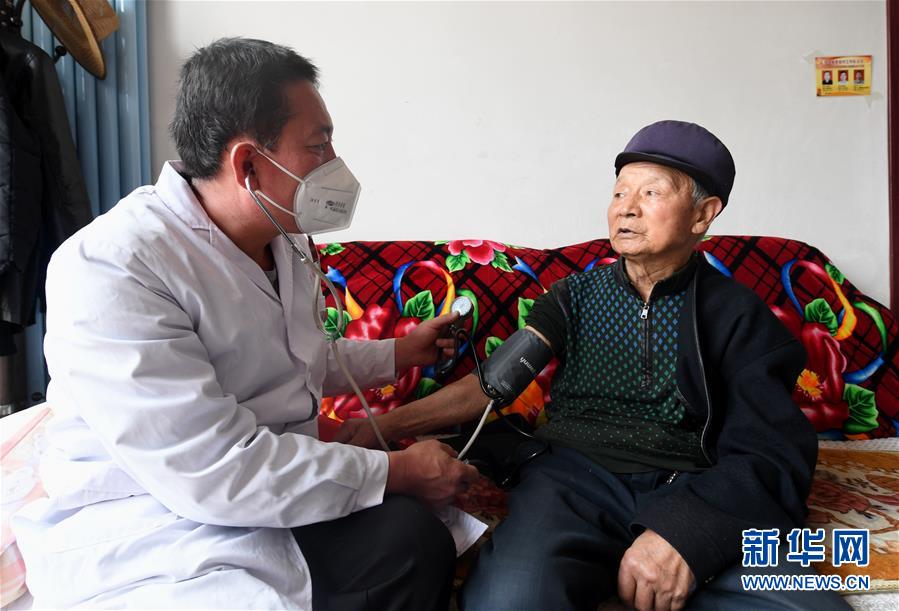 （習(xí)近平的小康故事·新華網(wǎng)·圖文互動(dòng)）（2）“真正解決好基層群眾看病難、看病貴問(wèn)題”——習(xí)近平和群眾健康的故事