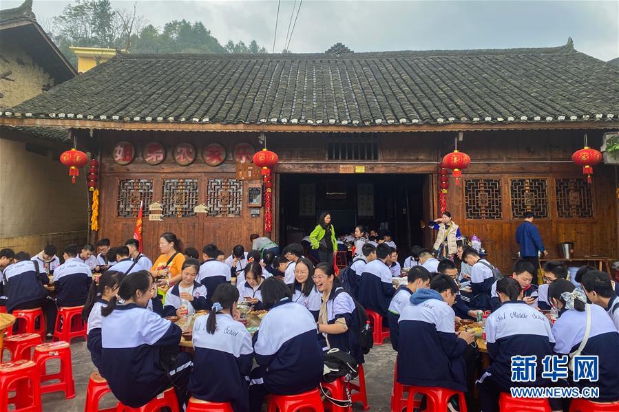 （在習(xí)近平新時(shí)代中國(guó)特色社會(huì)主義思想指引下——新時(shí)代新作為新篇章·習(xí)近平總書記關(guān)切事·圖文互動(dòng)）（2）精準(zhǔn)扶貧7年，十八洞村“長(zhǎng)”出10余種新職業(yè)