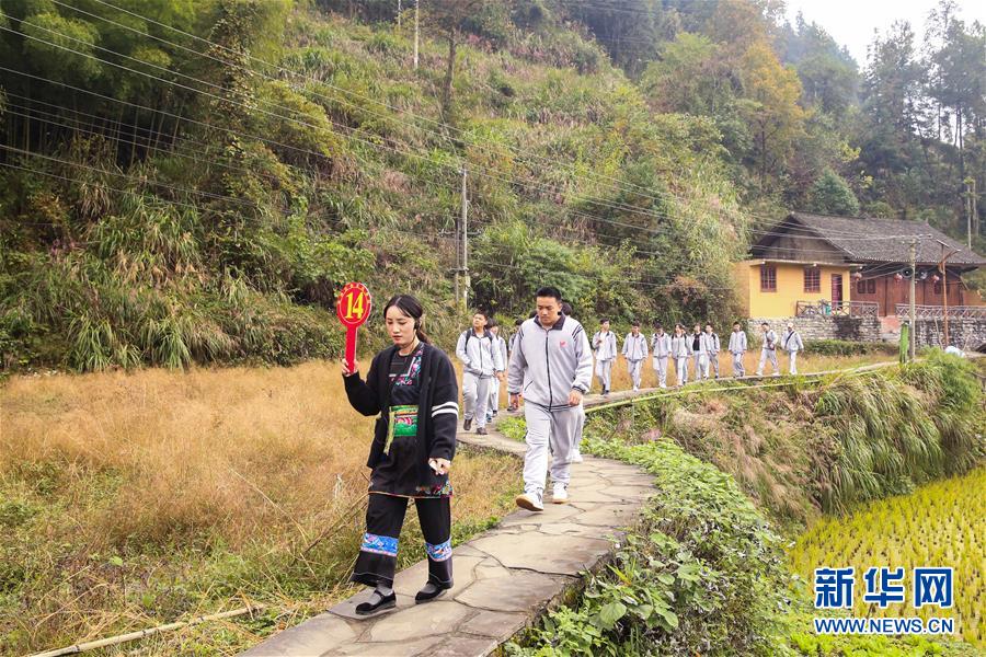 （在習(xí)近平新時(shí)代中國(guó)特色社會(huì)主義思想指引下——新時(shí)代新作為新篇章·習(xí)近平總書記關(guān)切事·圖文互動(dòng)）（3）精準(zhǔn)扶貧7年，十八洞村“長(zhǎng)”出10余種新職業(yè)