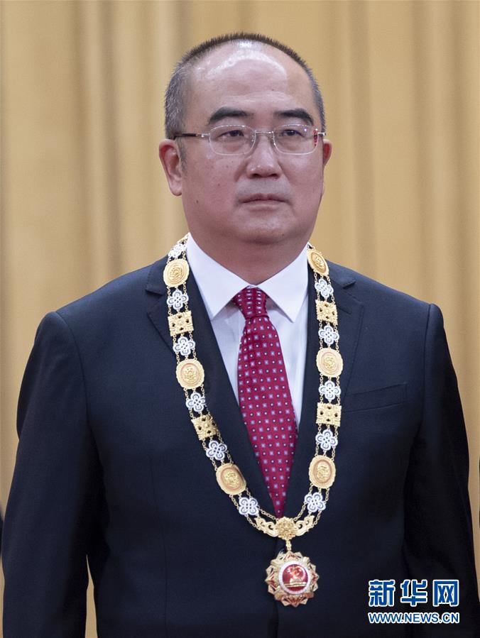 （抗疫先進(jìn)事跡·圖文互動(dòng)）（1）張定宇：疫情“暴風(fēng)眼”里，“漸凍”之軀與時(shí)間賽跑