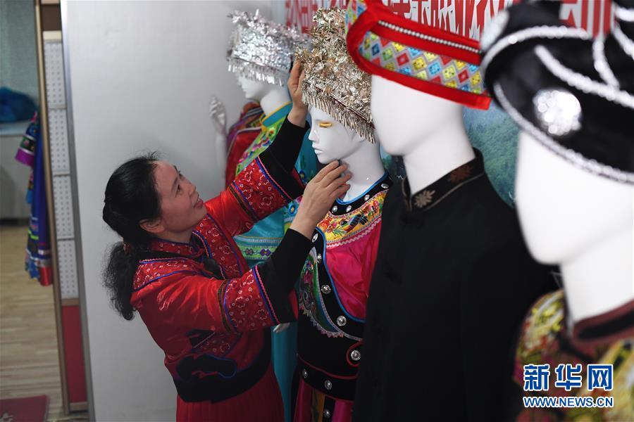 （兩會人物·圖文互動）（5）帶娃、賺錢兩不誤——一位農(nóng)民工代表眼中的脫貧新工作