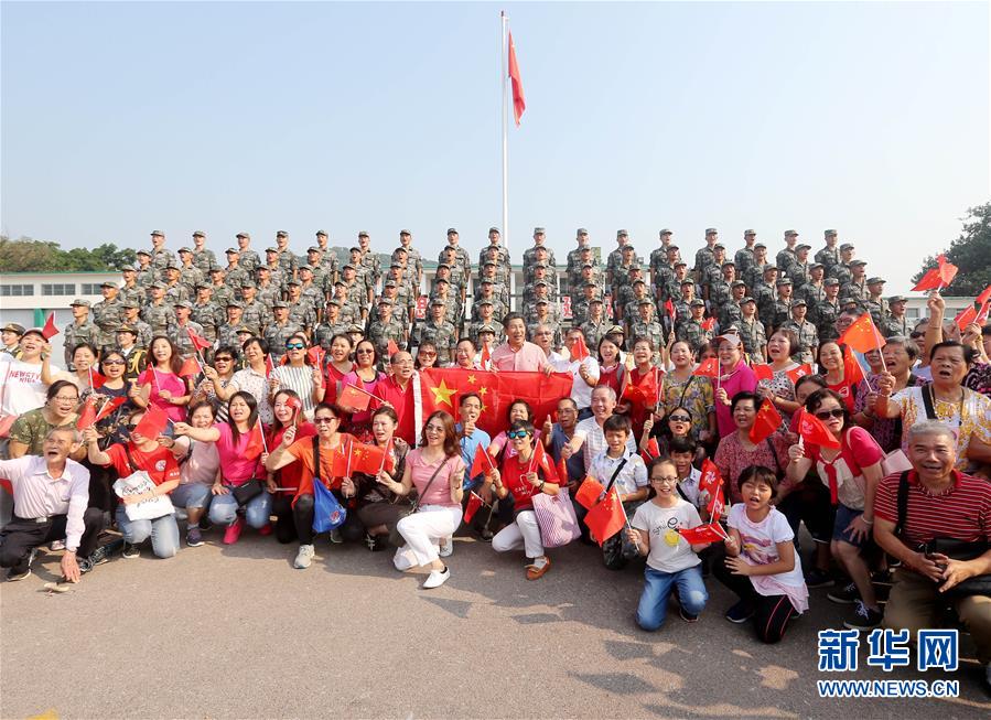 （圖文互動(dòng)）（4）“我和我的祖國，一刻也不能分割”——解放軍駐香港部隊(duì)與市民共同慶祝國慶70周年見聞